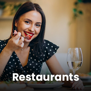 mujer con tenedor en la boca